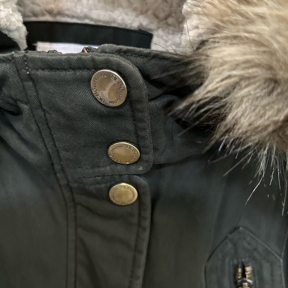 Great army green jacket with faux serpa lining and fur trimmed hood - Picture 2 of 6